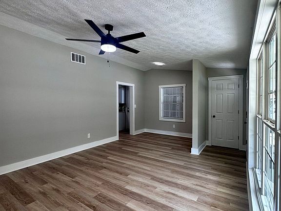 5th image of 855 Emerald St