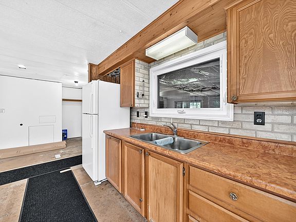 5th image of 205 Range Road 213 #53110