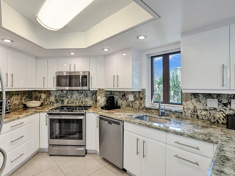 100 SE 5th Ave #406 — Photo 9