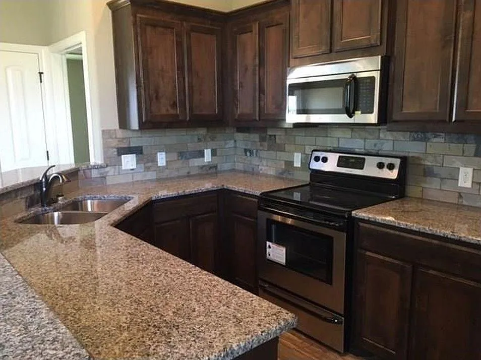 3 bed, 1484 sqft, $1,900 — Photo 2