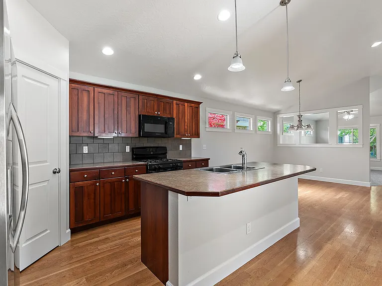 409 W Peck St — Photo 8