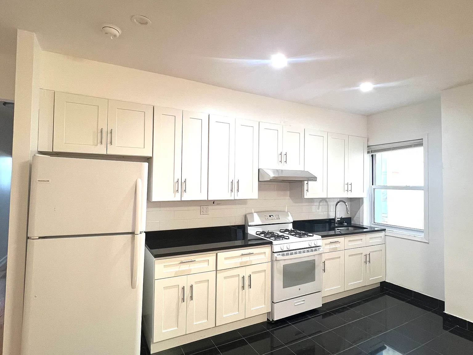 3 bed, 1100 sqft, $3,200 — Photo 1