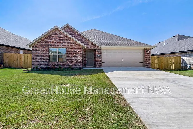 3 bed, 2.0 bath, 1982 sqft, $1,795 — Photo 1