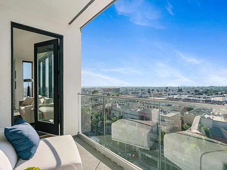 Venue Residences — Photo 148