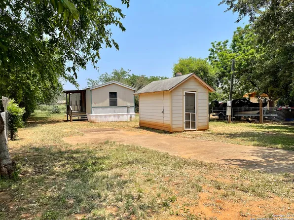 304 E Harris St, Dilley, TX 78017