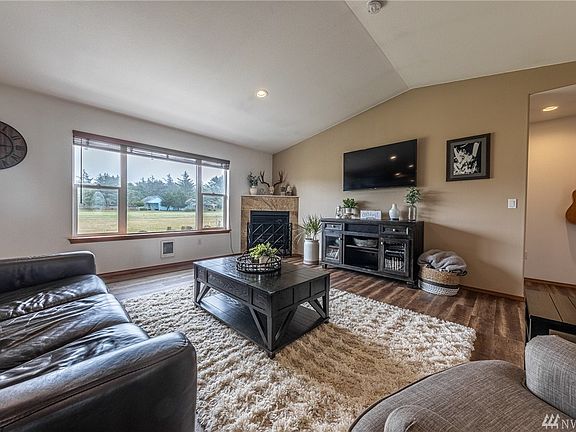 5th image of 554 Canal Dr NE