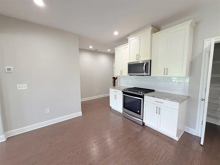 860 Westmoreland Cir NW — Photo 8