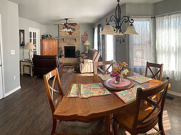 Family room & breakfast nook