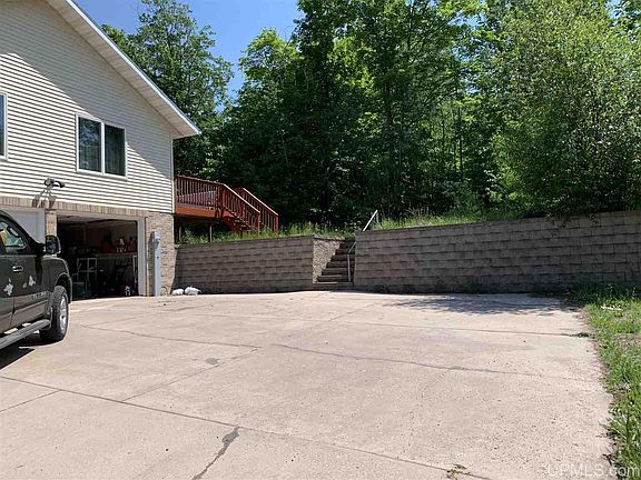 2nd image of 1901 Spruce Ln