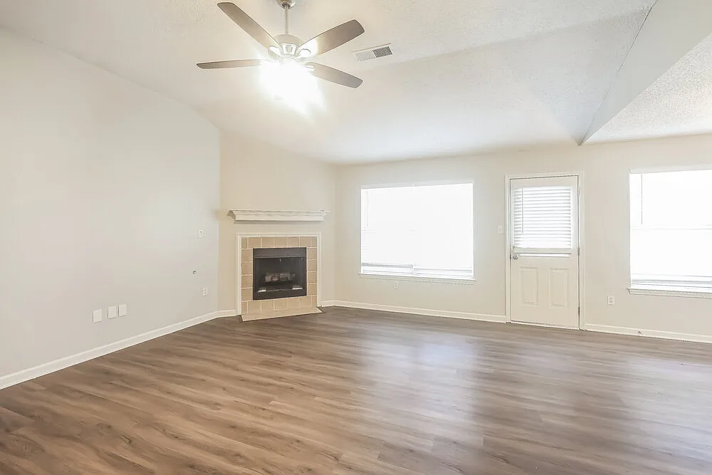 3 bed, 2.0 bath, 1449 sqft, $1,870 — Photo 4