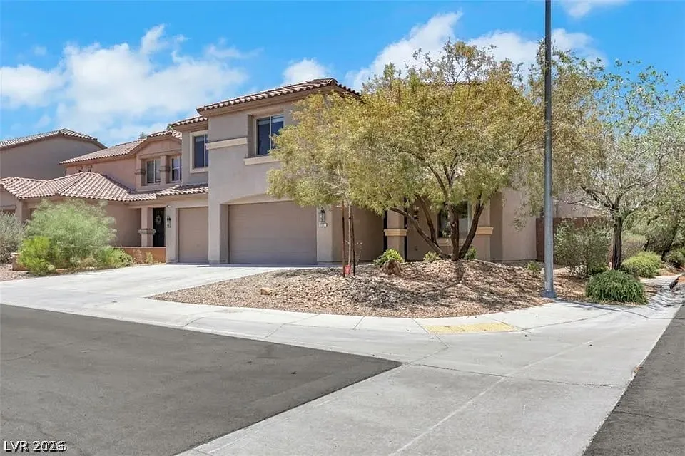 6 bed, 4.0 bath, 3800 sqft, $3,200 — Photo 3