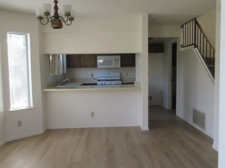 1220 Iris Ct — Photo 6