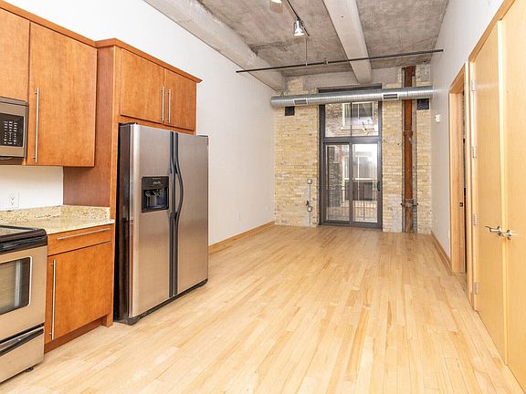 SS Appliances & Hardwood Floors