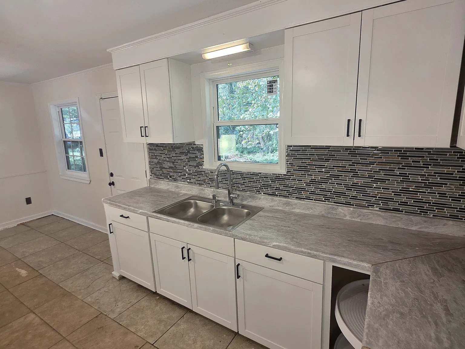 3 bed, 1128 sqft, $1,100 — Photo 3