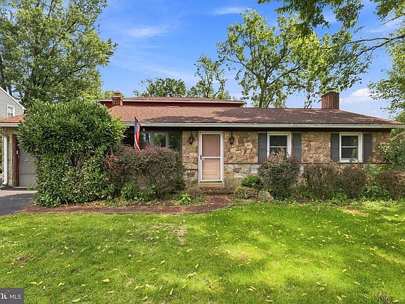 3rd image of 118 Glen Moore Cir