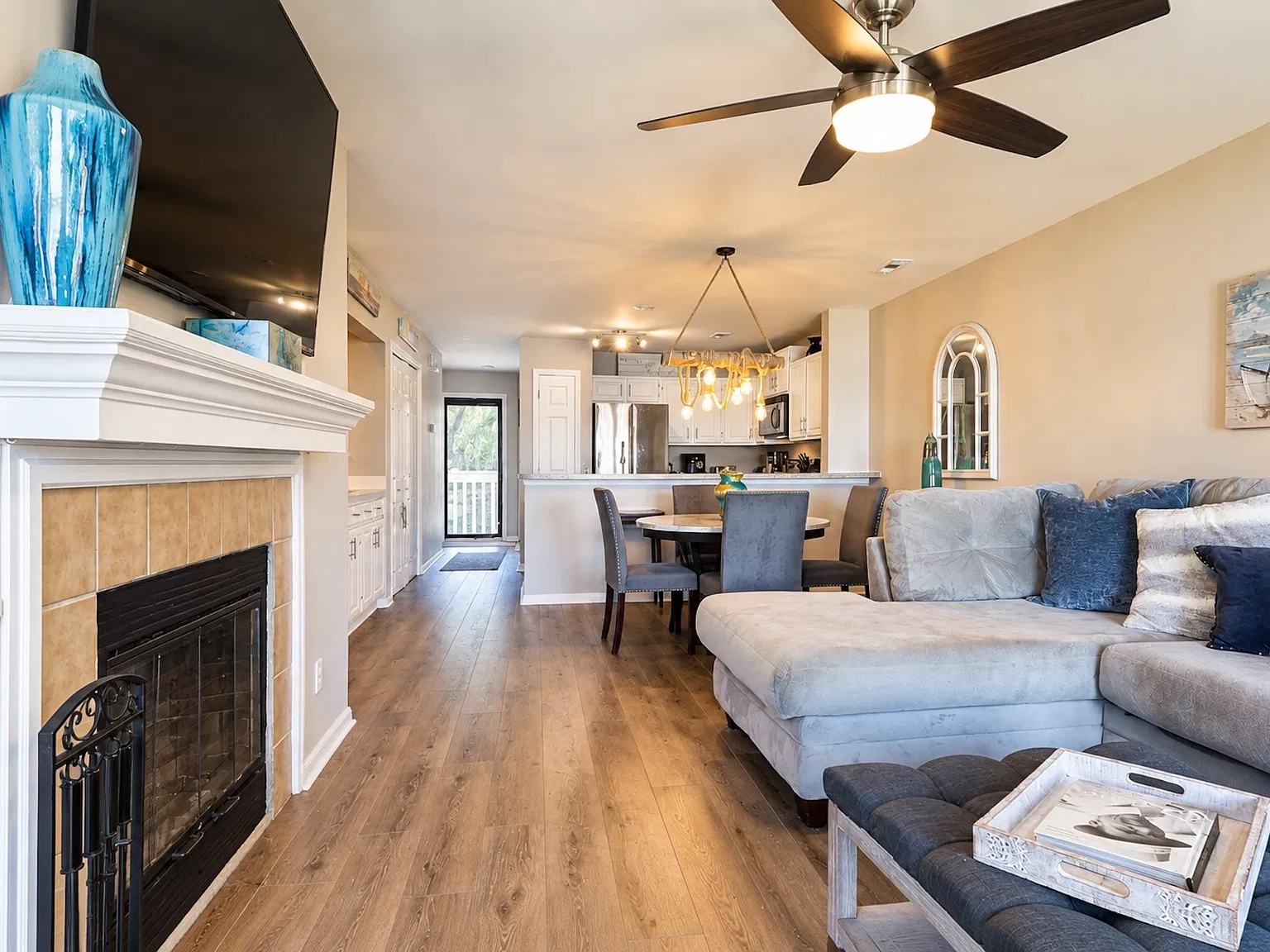 3 bed, 1186 sqft, $3,150 — Photo 2