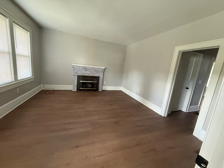 2042 Lee Ave — Photo 3