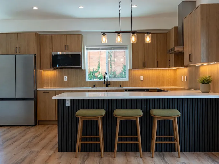 22111 Victory Blvd — Photo 4