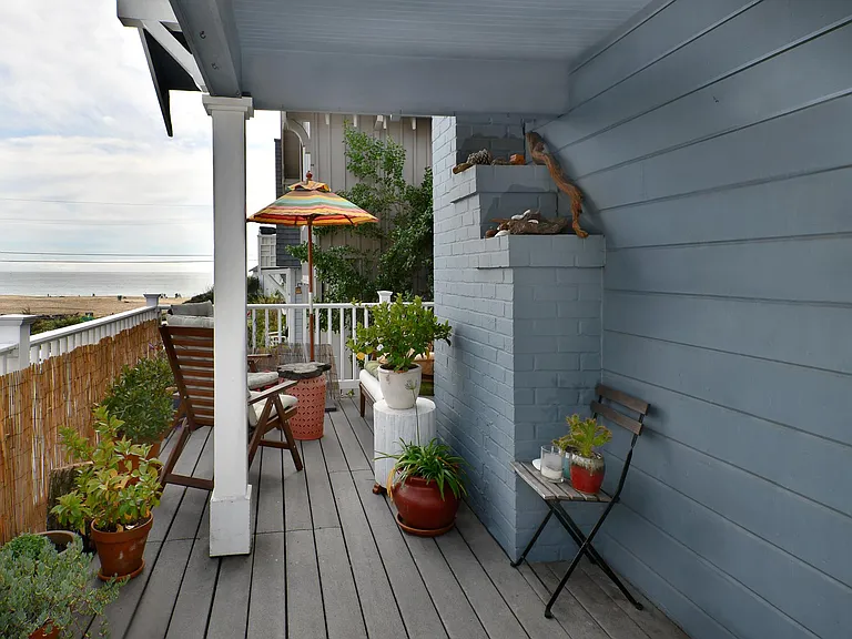 109 Mott Ave — Photo 1