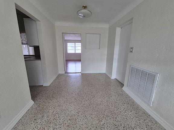 5th image of 1013 Meadowlawn Dr N
