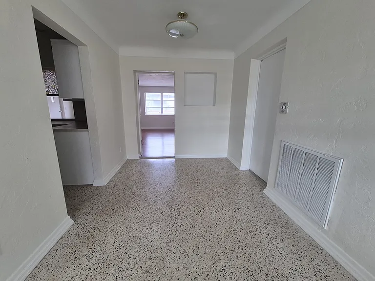 1013 Meadowlawn Dr N — Photo 5