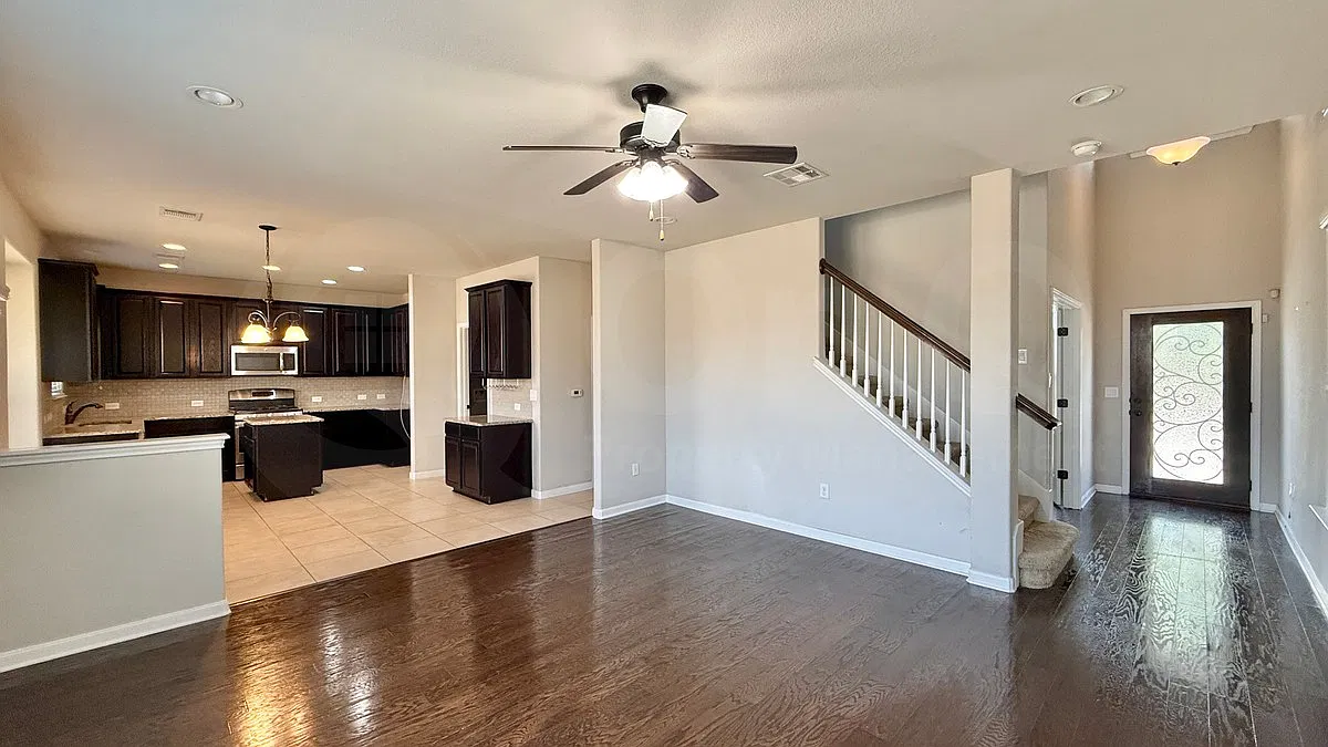 3 bed, 2.5 bath, 2002 sqft, $2,300 — Photo 4