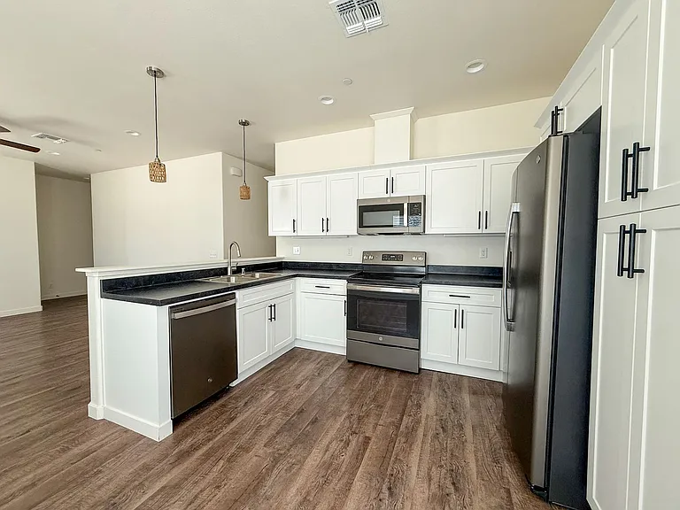 6935 Wilshire Ave — Photo 4