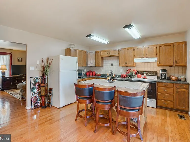 5135 Redbud Rd — Photo 3
