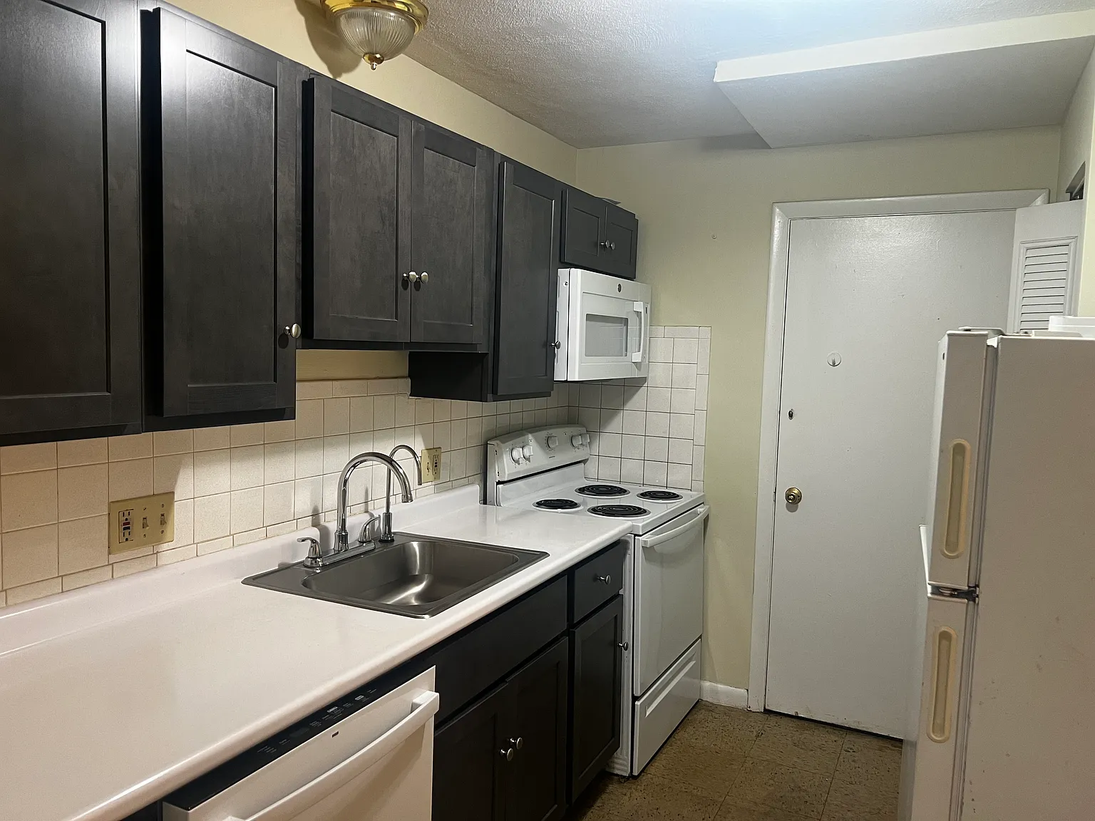 900 Governors Dr — Photo 4