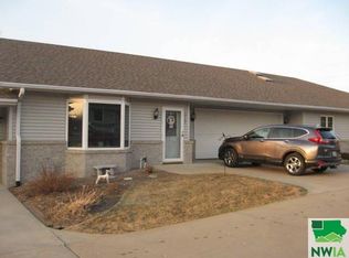 1517 Division St, Hull, IA 51239