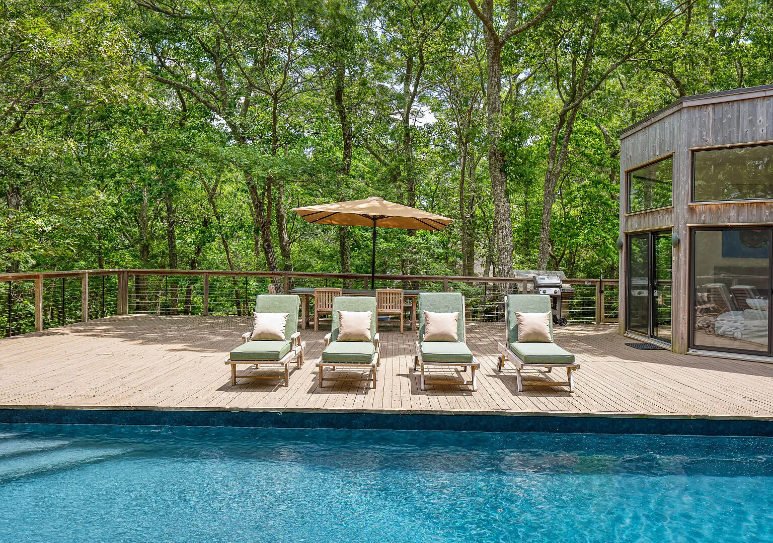 Contemporary and serene estate with heated saltwater pool — Photo 3