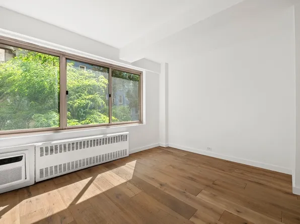 225 East 46th Street 2G image 3 of 5