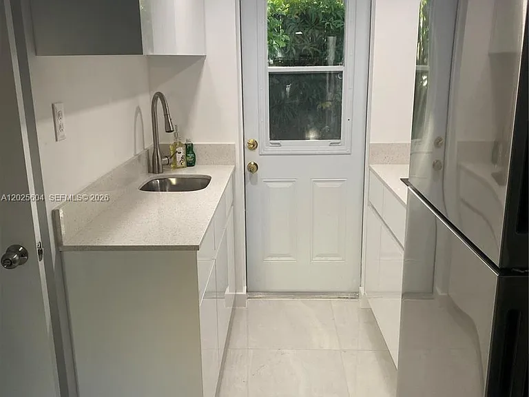 1710 Michigan Ave — Photo 7