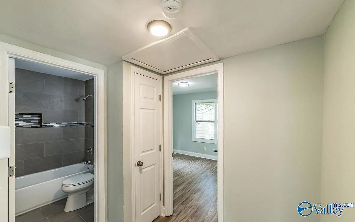 3 bed, 1.0 bath, 1085 sqft, $1,250 — Photo 4