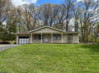 4 Carville Dr, Hampton, NJ 08827