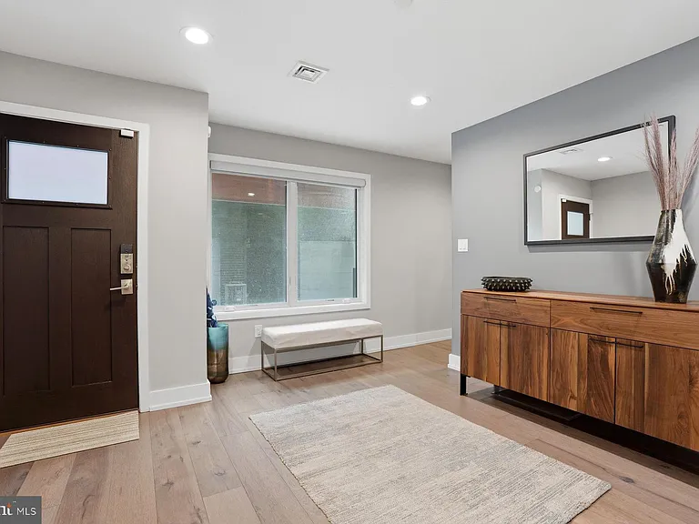 611 N Galloway St — Photo 4