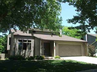 35 Gloucester Cir, Bloomington, IL 61704