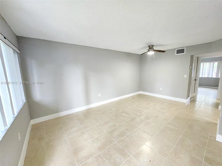 335 SW 20th St #9 — Photo 8