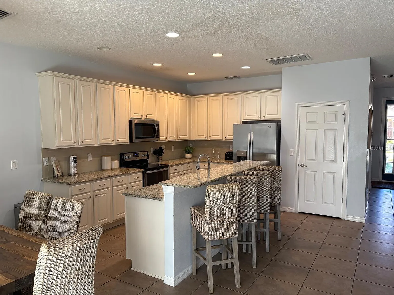 8 bed, 6.5 bath, 3572 sqft, $4,000 — Photo 3
