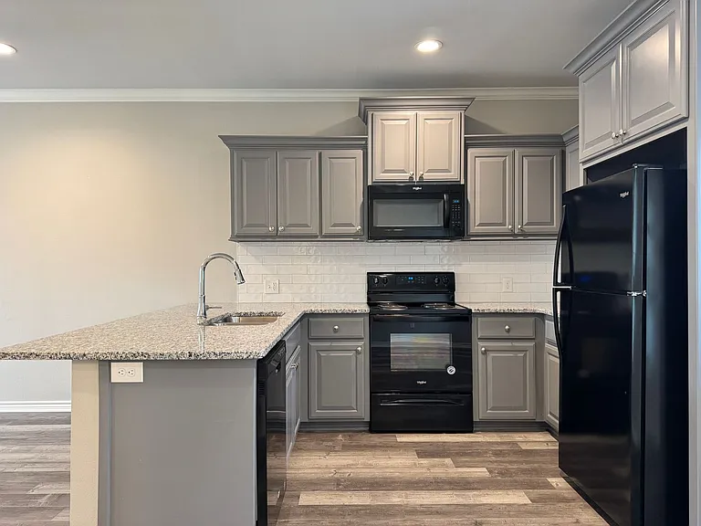 1655 S Kennedy Ave — Photo 4