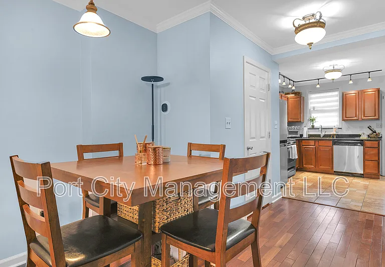 127 S Robinson St — Photo 9