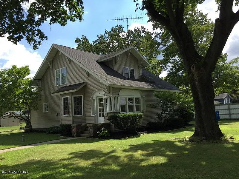 411 Maple St photo 1