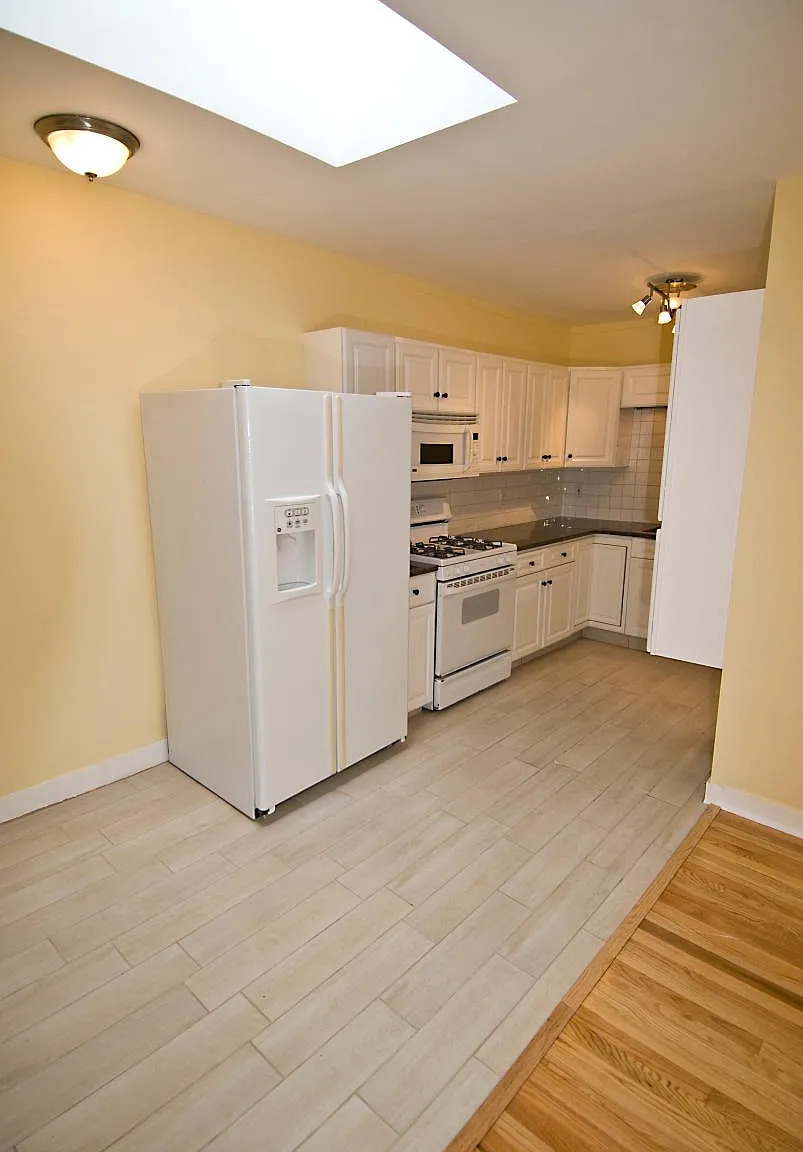 3 bed, 1050 sqft, $1,800 — Photo 4