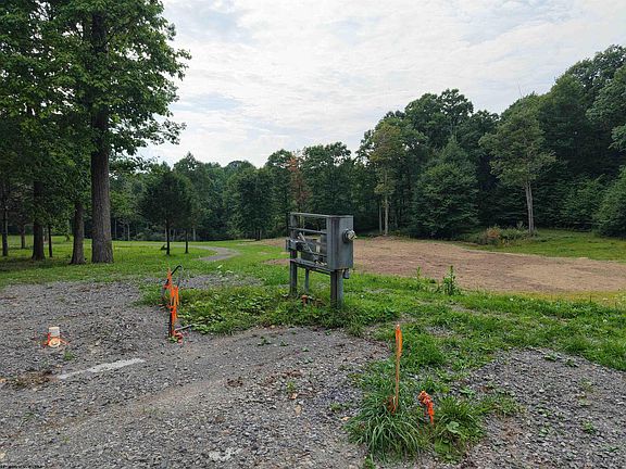5th image of 1702 Snake Hill Rd