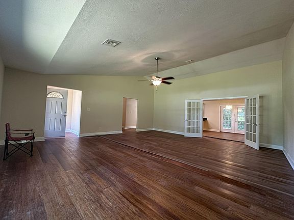 4th image of 18 Hickory Ave