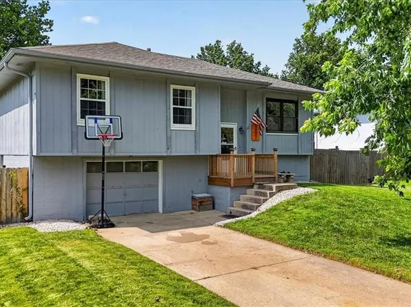 1802 Parkwood Dr, Harrisonville, MO 64701