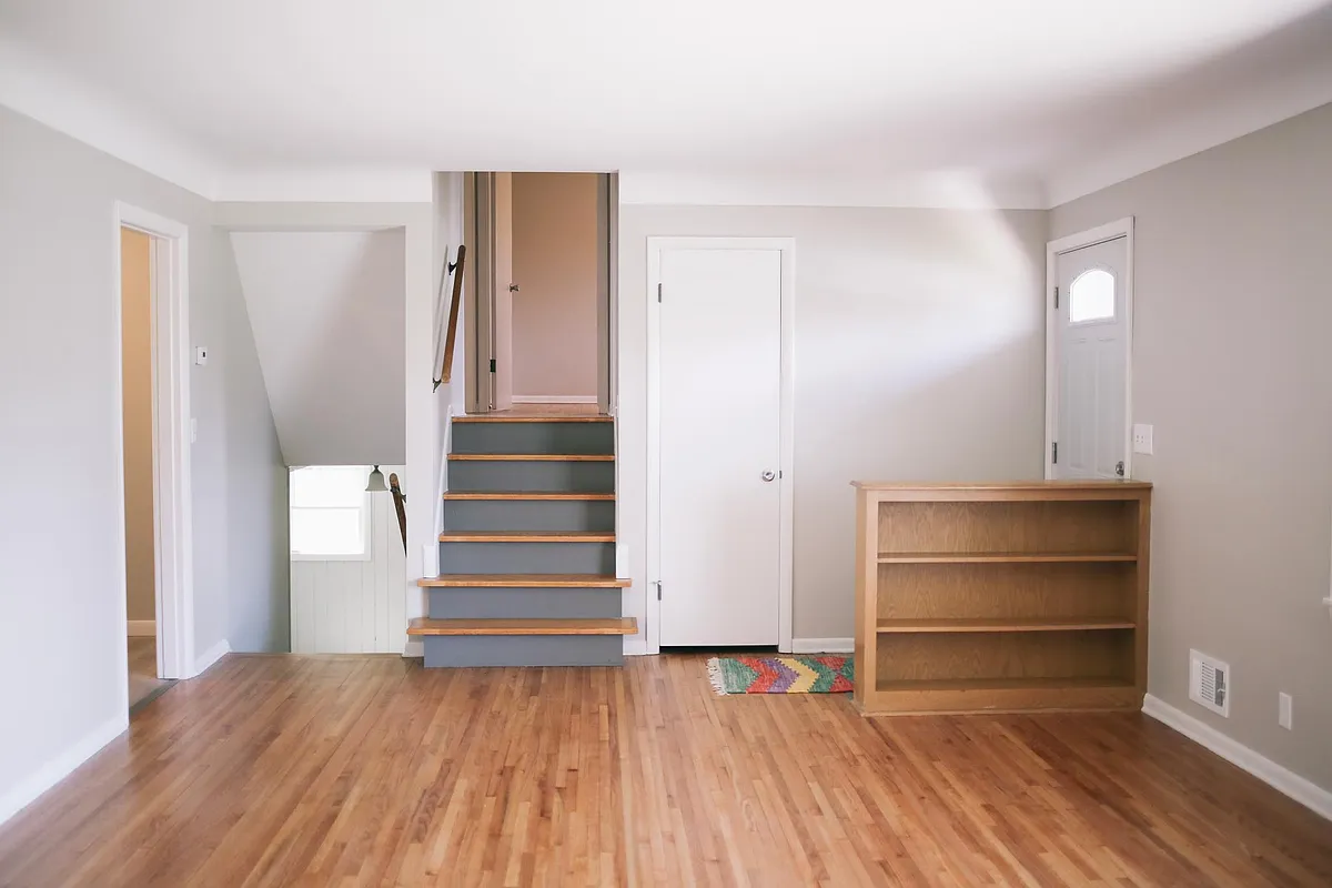Traditional split level type home. Gorgeous open entry with front closet storage leads into large sized living area and kitchen. Upstairs you will find two beds and a full bath. Downstairs includes 3rd bedroom, den, a 3/4 bath, second living area and laun - 1300 Pierce Ter NE