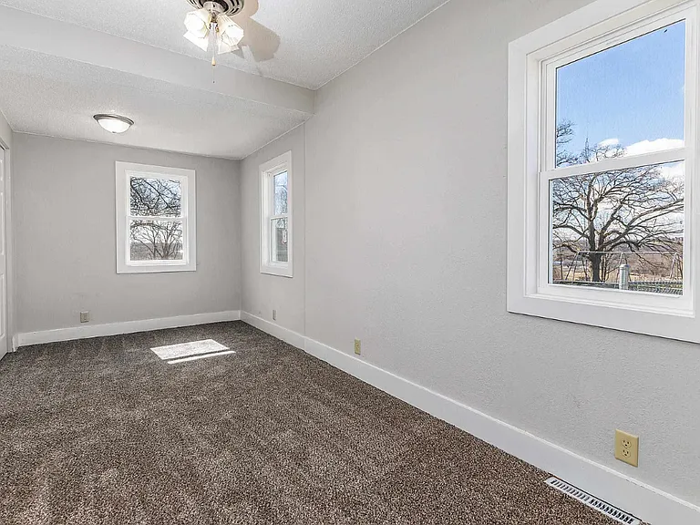 190 Beecher St — Photo 10