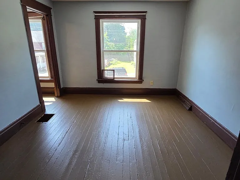 738 E 8th St — Photo 19