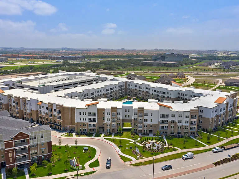 Luxe at Mercer Crossing — Photo 45
